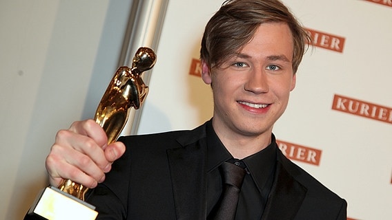 David Kross bekommt als Shooting-Star 2010 die Romy, den österreichischen Fernsehpreis. © picture alliance/APA/picturedesk.com 