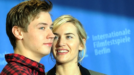 Der deutsche Schauspieler David Kross und die britische Schauspielerin Kate Winslet unterhalten sich am Freitag (06.02.2009) in Berlin während der Berlinale beim Photocall zum Film "Der Vorleser". © dpa-Report Foto: Rainer Jensen