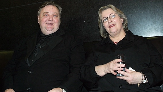 Schauspieler Dieter Pfaff und Frau Eva sind am Donnerstag (02.02.2006) in Berlin auf der Party nach der 41. Verleihung der "Goldenen Kamera" zu Gast. © dpa 