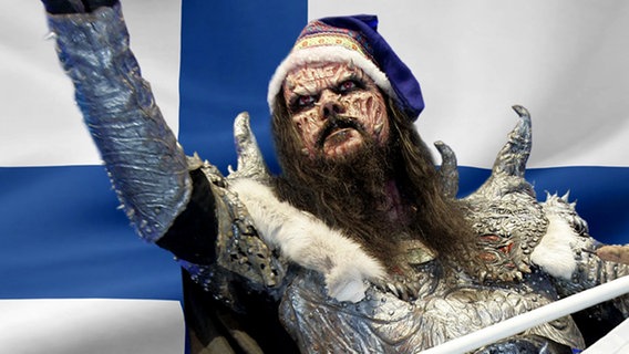 Lordi vor der Finnischen Flagge. (Bildmontage) © Fahne: Fotolia, Quelle Künstler: picture-alliance / dpa Foto: Fahne: Juergen Priewe, Fotograf Künstler: Jörg Carstensen
