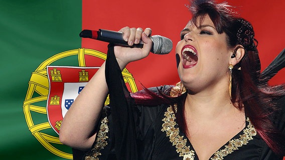 Vania Fernandes vor der Portugisischen Flagge. (Bildmontage) © Fahne: Fotolia, Quelle Künstler: WireImage Foto: Fahne: Juergen Priewe, Fotograf Künstler: Rolf Klatt