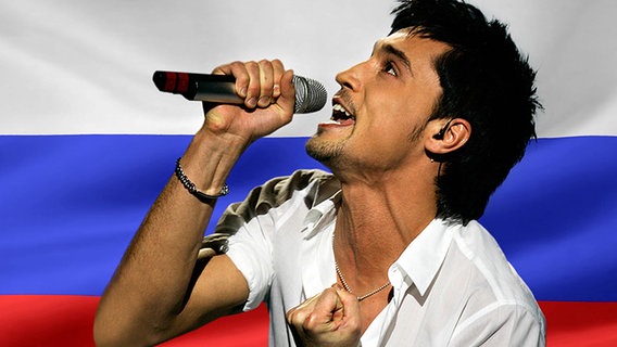 Dima Bilan vor der Russischen Flagge. (Bildmontage) © Fahne: Fotolia, Quelle Künstler: AP Foto: Fahne: Juergen Priewe, Fotograf Künstler: SRDJAN ILIC