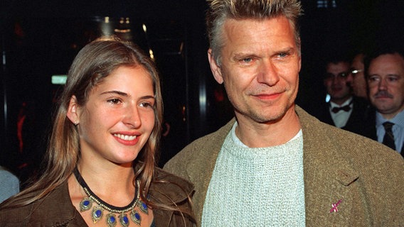 Sänger Achim Reichel und Tochter Alena bei der "Cinemaxx"-Eröffnung 1996 in Hamburg. © (c) dpa - Fotoreport 