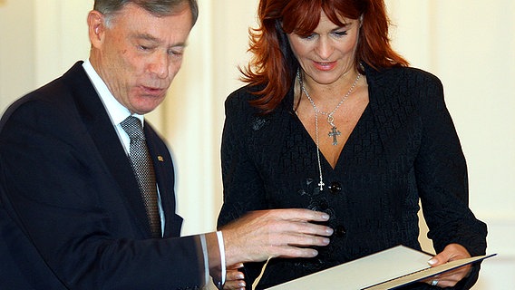 Aus der Hand von Bundespräsident Horst Köhler erhält Andrea Berg im November 2008 das Bundesverdienstkreuz © Picture-Alliance / dpa 