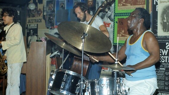 Der Jazz-Schlagzeuger Art Blakey live im Onkel Pö In den 70er Jahren.  Foto: Hardy Schiffler