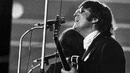 John Lennon bei einem Beatles-Konzert in Hamburg 1966 © Picture-Alliance 