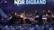 Die NDR Big Band spielt auf dem Geländer des NDR Landesfunkhauses in Schwerin © NDR 