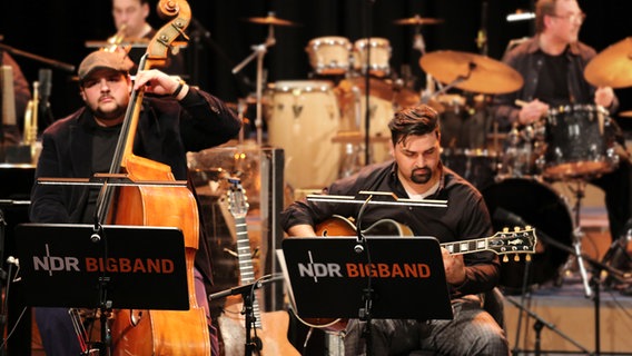 Jeffrey Weiss (links) und Giovanni Weiss auf der Bühne des Rolf-Liebermann-Studios. © NDR Foto: Simone Nebelsieck