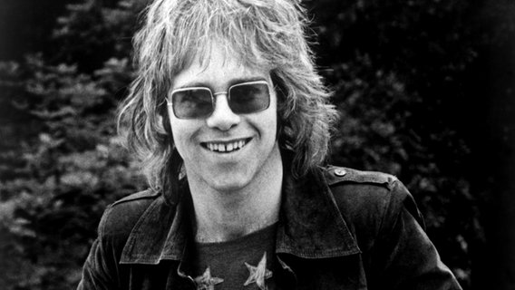 Elton John, ein Porträt aus dem Jahr 1975 © Picture-Alliance / United Archives 