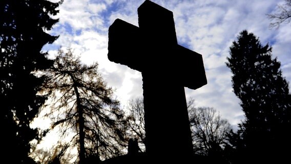 Das Kirchenlexikon A Wie Asche Von Verstorbenen Im Garten Ndr