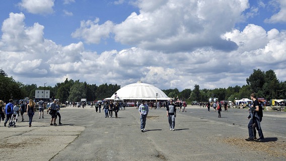 Landebahn und im Hintergrund das Luftschloss auf der Fusion 2013. © imago/Frank Brexel 