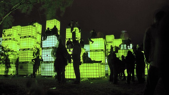 Die begehbaren Lichtinstallationen an der Tanzwiese der Fusion 2009 nachts. © imago/Frank Brexel 
