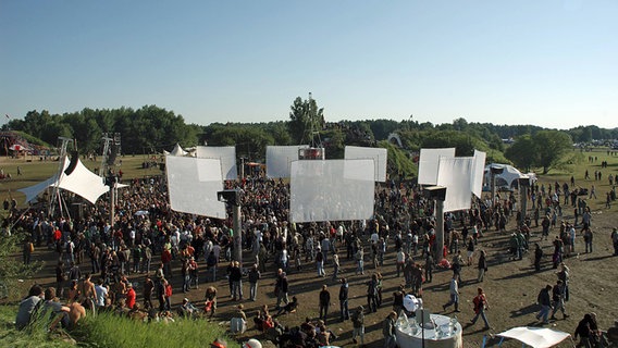 Die Turmbühne auf der Fusion 2007 tagsüber. © imago/Frank Brexel 