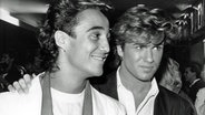 Das Pop-Duo Wham! mit Andrew Ridgeley (l) und George Michael (r) am 8. Oktober 1984 in London. © picture-alliance/ dpa 