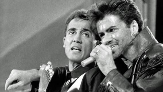 Das Pop-Duo Wham mit Andrew Ridgeley (l) und George Michael (r) am 28. Juni 1986 während ihres Abschiedskonzerts im ausverkauften Wembley Stadion in London. © picture-alliance/ dpa 