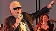 Mit weit ausgestrecktem Arm singt Heino bei der Uraufführung von Songs seiner neuen CD im NDR Landesfunkhaus Hamburg. © NDR Foto: Daniel Sprenger