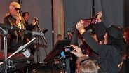 Heino singt bei der Uraufführung von Songs seiner neuen CD im NDR Landesfunkhaus Hamburg, in der ersten Reihe schwenken Westernhagen-Fans ihre Schals. © NDR Foto: Daniel Sprenger