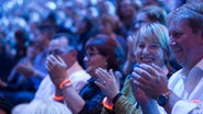 Menschen klatschen beim Konzert von Helene Fischer in die Hände © NDR Foto: Jan Sauerwein