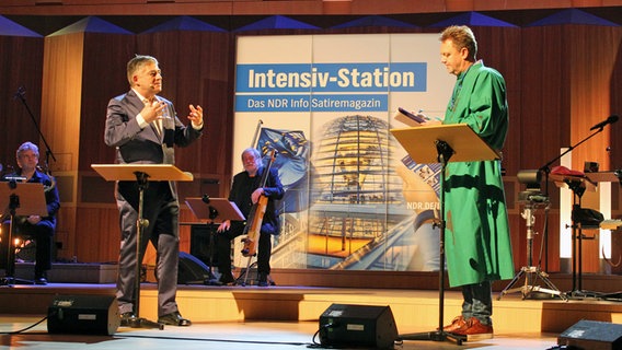 Axel Naumer und Stephan Fritzsche am 1. November 2020 auf der Bühne des großen Sendesaals ins Hannover. © NDR Foto: Jenny von Gagern