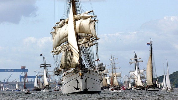 Kieler Woche: Das Segelschulschiff "Gorch Fock" während der Windjammerparade. © Landeshauptstadt Kiel/3-pix 