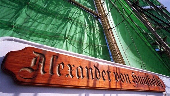 Holzschild mit dem Schriftzug "Alexander von Humboldt" an dem gleichnamigen Segelschiff. © Maurizio Gambarini/picture alliance Foto: Maurizio Gambarini