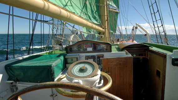 Blick des Rudergängers der "Alexander von Humboldt" über den Kompass auf das Schiff. © Maurizio Gambarini/picture alliance Foto: Maurizio Gambarini