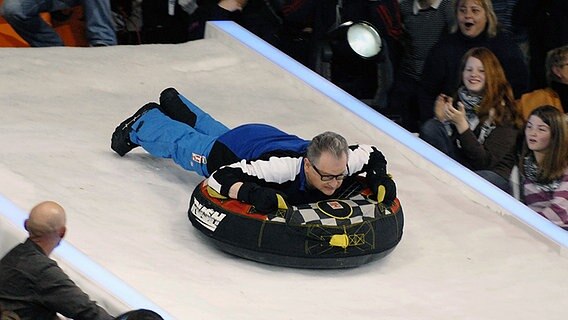 Sänger Heinz Rudolf Kunze rodelt bei einer Fernsehshow im Januar 2008 eine Piste hinunter © Picture-Alliance / dpa Foto: Christian Hager