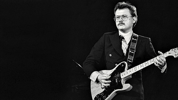 Heinz Rudolf Kunze an der E-Gitarre bei einem Konzert im Jahr 1982 © Picture-Alliance 
