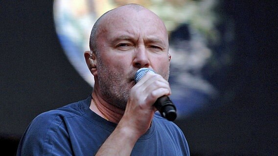 Phil Collins, der Sänger der englischen Band Genesis beim Live-Earth-Konzert in London © dpa-Report 