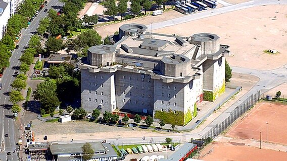 Der "Medienbunker" auf dem Heiligengeistfeld in Hamburg. © dpa - Report Foto: Euroluftbild.de