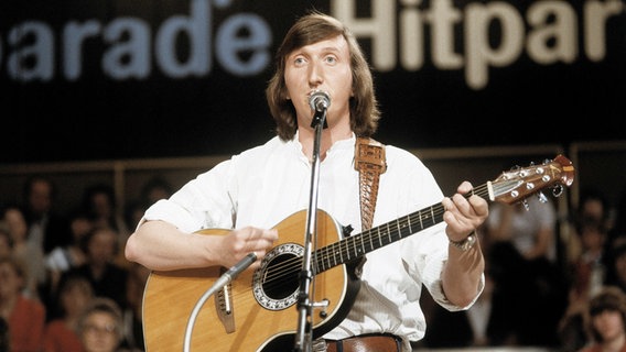 Mike Krüger live bei einem Auftritt in der "Hitparade" in den 70er-Jahren. © KPA 