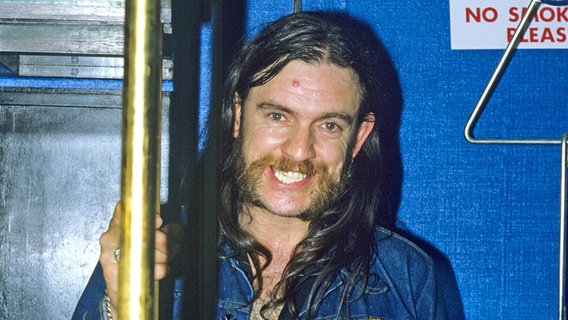 Der Sänger der britischen Rockband Motörhead,  Lemmy (Ian Kilmister), auf einer Quo-Party am 29. Juni 1984. © picture alliance / Hanne Jordan 