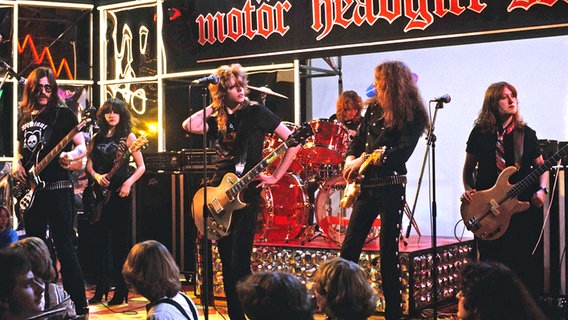 Die britische Rockband Motörhead 1981 auf der Bühne mit der Band Girlschool. Ganz links Motörhead-Sänger Lemmy (Ian Kilmister). © picture-alliance / jazzarchiv 