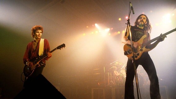 Die britische Rockband Motörhead mit Sänger Lemmy (Ian Kimister, rechts) 1982 auf der Bühne. © picture-alliance / jazzarchiv 