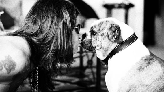Ozzy Osbourne posiert 1996 mit einem seiner Hunde in London. © picture-alliance / dpa 