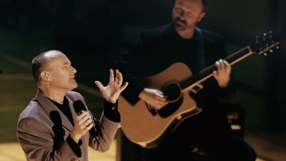 Phil Collins live bei der Oscarverleihung im Jahr 2000. © picture alliance 