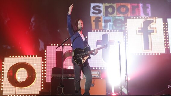 Sportfreunde Stiller beim NDR 2 Plaza Festival Hannover: Sänger Peter Brugger auf der Bühne © NDR2 Foto: Axel Herzig