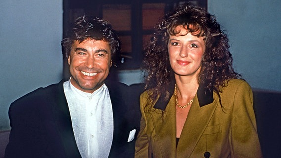 Roy Black mit seiner Freundin Carmen Böhning am Rande der Dreharbeiten zu der RTL-Serie "Ein Schloss am Wörthersee" im August 1990 in Velden. © picture-alliance / dpa 