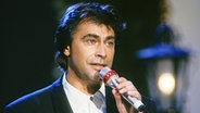 Roy Black singt in den 90er-Jahren vor nächtlicher Kulisse. © picture alliance / Jazz Archiv 