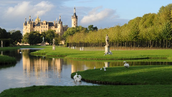 Das Schweriner Schloss mit Schlossgarten. © Wohlthat Entertainment GmbH 