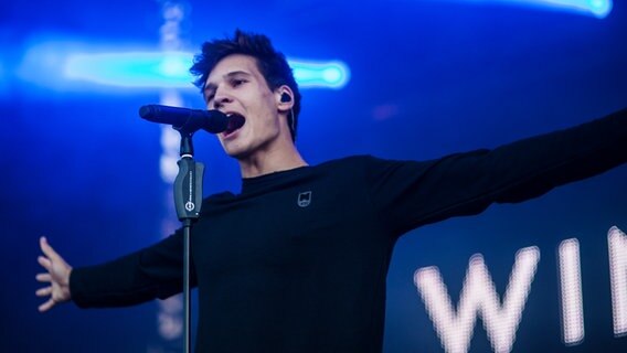 Wincent Weiss auf der Sommertour-Bühne in Wismar. © NDR Foto: Georg Hundt