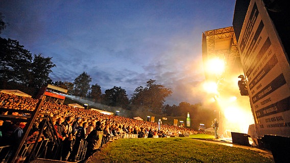 Publikum bei Lotto King Karl and the Barmbek Dreamboys auf der Freilichtbühne im Stadtpark Hamburg am 18. September 2009. © picture-alliance / Jazzarchiv 