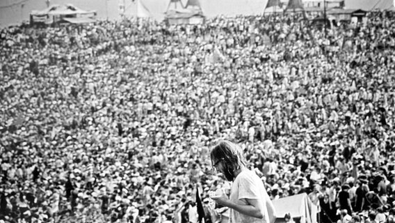Blick auf die zahlreichen Besucher des legendären Rock-Festivals Woodstock in Bethel (New York), 1969. © dpa - Bildarchiv 