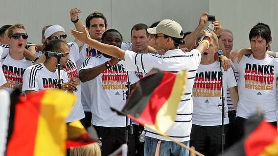 Xavier Naidoo mit der deutschen Nationalmannschaft 2006 in Berlin © picture alliance / Pressefoto Ulmer 