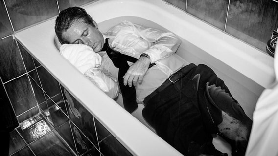 Filmszene aus "Der Fall Barschel" mit der nachgestellten Aufnahme des toten Politikers Uwe Barschel (hier gespielt von Matthias Matschke) in der Badewanne © ARD Degeto / Stefan Rabold 