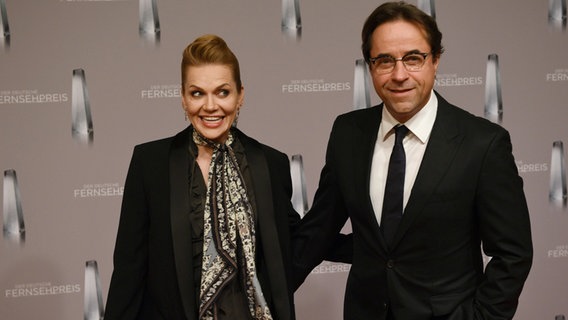 Anna Loos und Jan Josef Liefers und Anna Loos beim Deutschen Fernsehpreis  Foto: Henning Kaiser