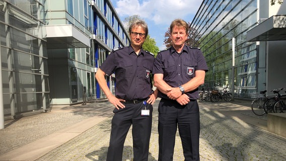 Die Feuerwehrmänner Markus Prohl und Christian Kossmer stehen in Uniform auf der Straße. Die Feuerwehrmänner Markus Prohl und Christian Kossmer stehen in Uniform auf der Straße. © NDR 90,3 Foto: Arman Ahmadi