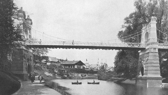 Historische Ansicht der Hängebrücke auf der Gartenbau-Ausstellung in Hamburg 1897 © NDR 