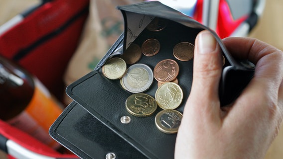 Eine Geldbörse mit Euro-Münzen. © dpa Foto: Thomas Imo