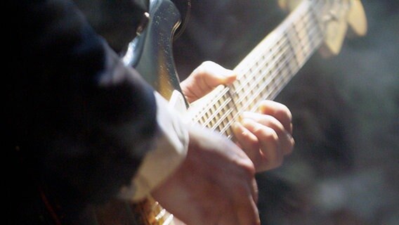 Ein Mann spielt E-Gitarre © Frank/Michaela Becker 